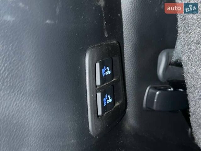 Черный Тойота Ленд Крузер, объемом двигателя 3.3 л и пробегом 202 тыс. км за 73000 $, фото 50 на Automoto.ua