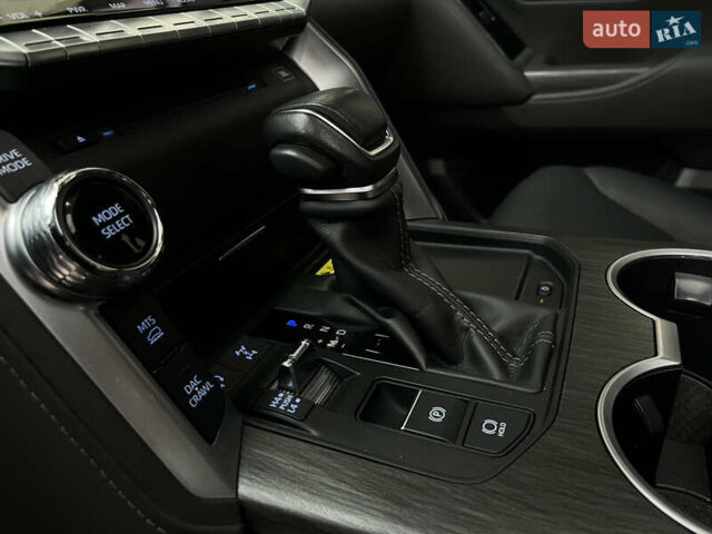 Черный Тойота Ленд Крузер, объемом двигателя 3.35 л и пробегом 79 тыс. км за 88499 $, фото 31 на Automoto.ua