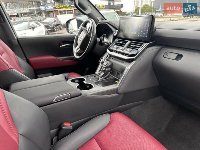 Чорний Тойота Ленд Крузер, об'ємом двигуна 3.35 л та пробігом 31 тис. км за 87700 $, фото 11 на Automoto.ua