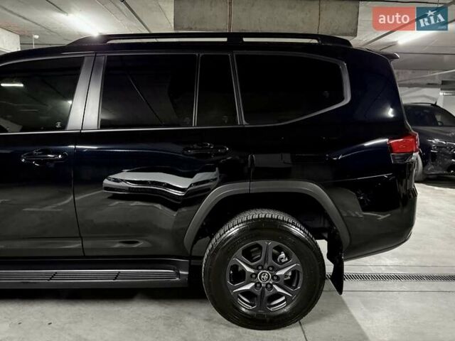 Черный Тойота Ленд Крузер, объемом двигателя 3.35 л и пробегом 13 тыс. км за 87000 $, фото 6 на Automoto.ua