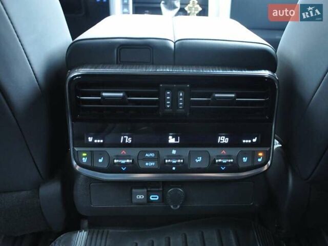 Черный Тойота Ленд Крузер, объемом двигателя 3.3 л и пробегом 28 тыс. км за 89900 $, фото 23 на Automoto.ua