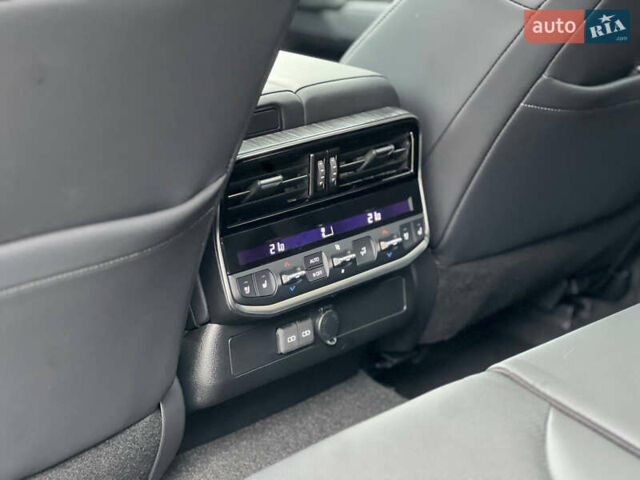 Чорний Тойота Ленд Крузер, об'ємом двигуна 3.3 л та пробігом 7 тис. км за 98500 $, фото 29 на Automoto.ua