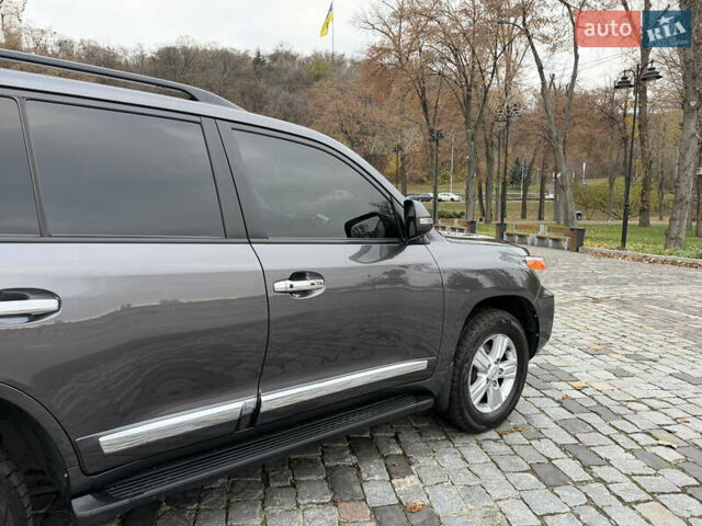 Тойота Ленд Крузер, объемом двигателя 4.6 л и пробегом 325 тыс. км за 28500 $, фото 14 на Automoto.ua