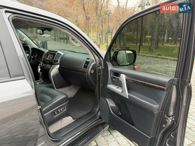 Тойота Ленд Крузер, объемом двигателя 4.6 л и пробегом 325 тыс. км за 28500 $, фото 17 на Automoto.ua