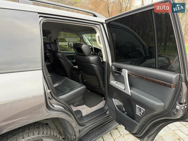 Тойота Ленд Крузер, объемом двигателя 4.6 л и пробегом 325 тыс. км за 28500 $, фото 11 на Automoto.ua