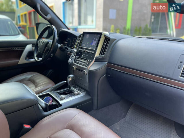 Тойота Ленд Крузер, объемом двигателя 5.66 л и пробегом 49 тыс. км за 65000 $, фото 16 на Automoto.ua