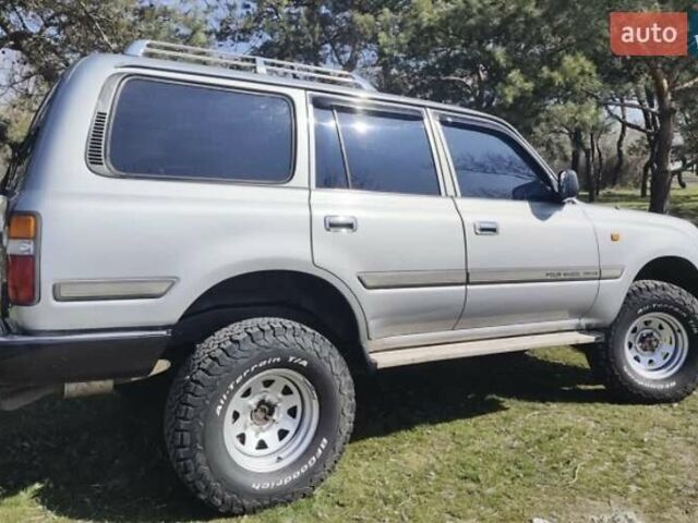 Серый Тойота Ленд Крузер, объемом двигателя 4.2 л и пробегом 380 тыс. км за 17000 $, фото 2 на Automoto.ua