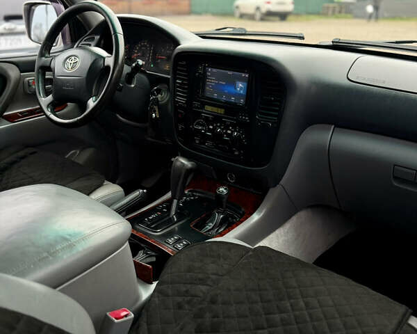 Серый Тойота Ленд Крузер, объемом двигателя 4.7 л и пробегом 421 тыс. км за 11650 $, фото 26 на Automoto.ua