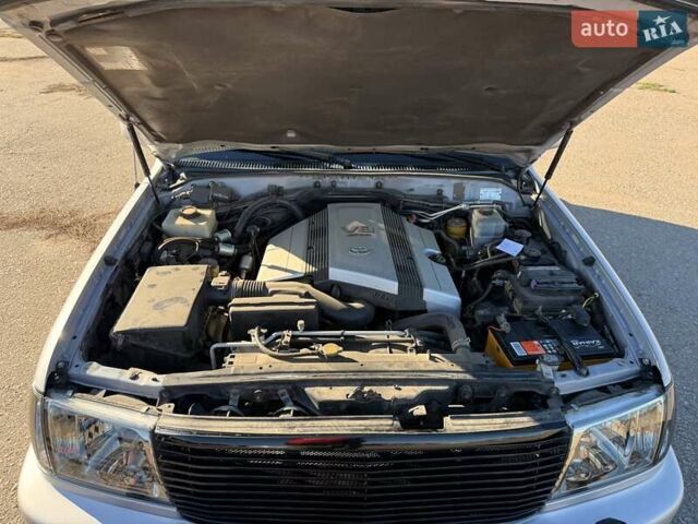 Серый Тойота Ленд Крузер, объемом двигателя 4.66 л и пробегом 342 тыс. км за 15500 $, фото 25 на Automoto.ua