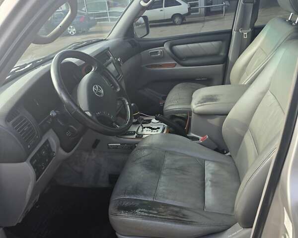 Серый Тойота Ленд Крузер, объемом двигателя 4.7 л и пробегом 402 тыс. км за 12500 $, фото 5 на Automoto.ua