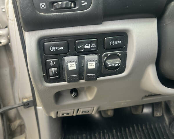 Серый Тойота Ленд Крузер, объемом двигателя 4.16 л и пробегом 111 тыс. км за 30000 $, фото 7 на Automoto.ua