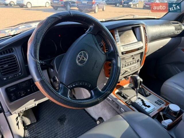 Серый Тойота Ленд Крузер, объемом двигателя 4.66 л и пробегом 342 тыс. км за 15500 $, фото 12 на Automoto.ua