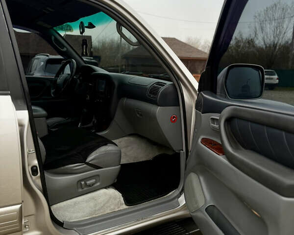 Серый Тойота Ленд Крузер, объемом двигателя 4.7 л и пробегом 421 тыс. км за 11650 $, фото 23 на Automoto.ua