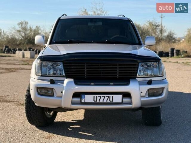 Серый Тойота Ленд Крузер, объемом двигателя 4.66 л и пробегом 342 тыс. км за 15500 $, фото 1 на Automoto.ua