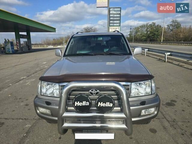 Серый Тойота Ленд Крузер, объемом двигателя 4.7 л и пробегом 402 тыс. км за 12500 $, фото 1 на Automoto.ua