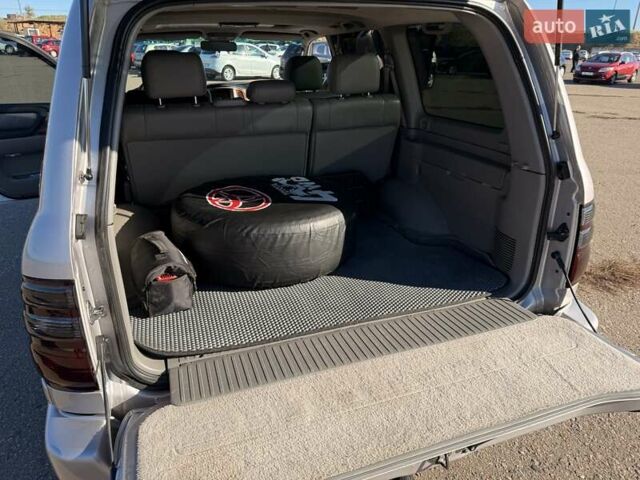 Серый Тойота Ленд Крузер, объемом двигателя 4.66 л и пробегом 342 тыс. км за 15500 $, фото 20 на Automoto.ua