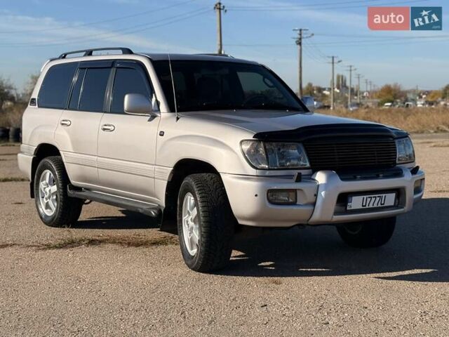 Серый Тойота Ленд Крузер, объемом двигателя 4.66 л и пробегом 342 тыс. км за 15500 $, фото 2 на Automoto.ua