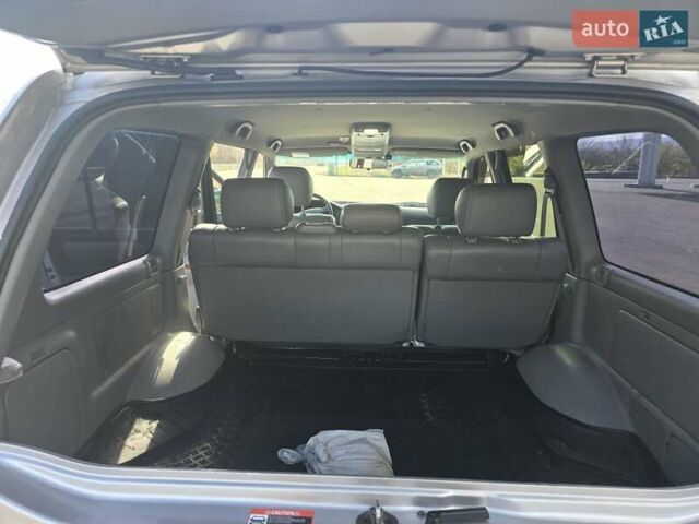 Серый Тойота Ленд Крузер, объемом двигателя 4.7 л и пробегом 402 тыс. км за 12500 $, фото 3 на Automoto.ua