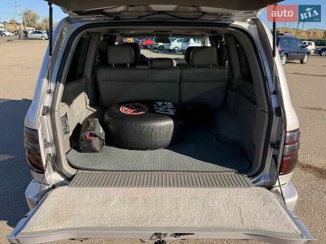 Серый Тойота Ленд Крузер, объемом двигателя 4.66 л и пробегом 342 тыс. км за 15500 $, фото 19 на Automoto.ua