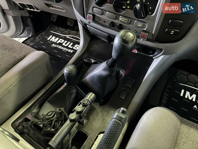 Серый Тойота Ленд Крузер, объемом двигателя 4.16 л и пробегом 20 тыс. км за 59700 $, фото 19 на Automoto.ua