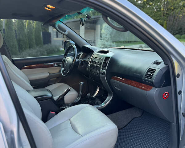 Серый Тойота Ленд Крузер, объемом двигателя 2.69 л и пробегом 311 тыс. км за 11500 $, фото 8 на Automoto.ua