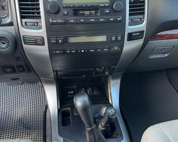 Серый Тойота Ленд Крузер, объемом двигателя 2.69 л и пробегом 311 тыс. км за 11500 $, фото 16 на Automoto.ua