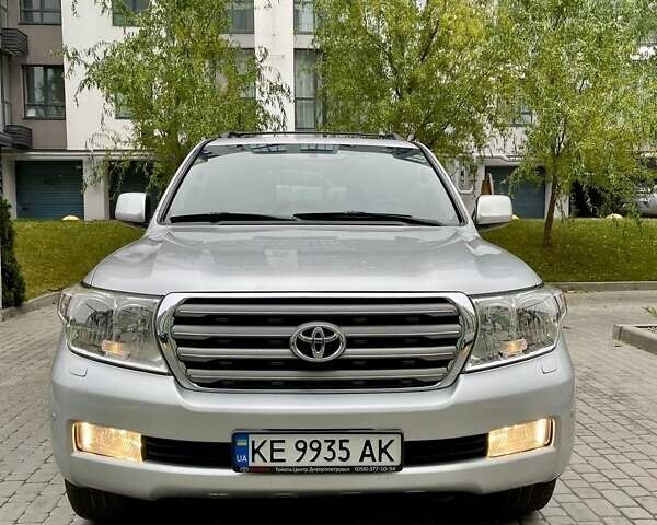 Серый Тойота Ленд Крузер, объемом двигателя 5.66 л и пробегом 275 тыс. км за 16999 $, фото 2 на Automoto.ua