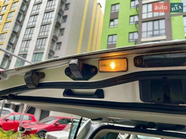 Серый Тойота Ленд Крузер, объемом двигателя 5.66 л и пробегом 275 тыс. км за 16999 $, фото 39 на Automoto.ua