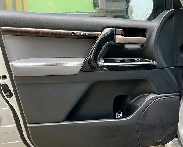 Серый Тойота Ленд Крузер, объемом двигателя 5.66 л и пробегом 275 тыс. км за 16999 $, фото 22 на Automoto.ua