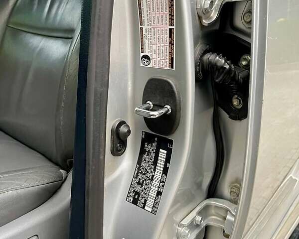 Серый Тойота Ленд Крузер, объемом двигателя 5.66 л и пробегом 275 тыс. км за 16999 $, фото 24 на Automoto.ua