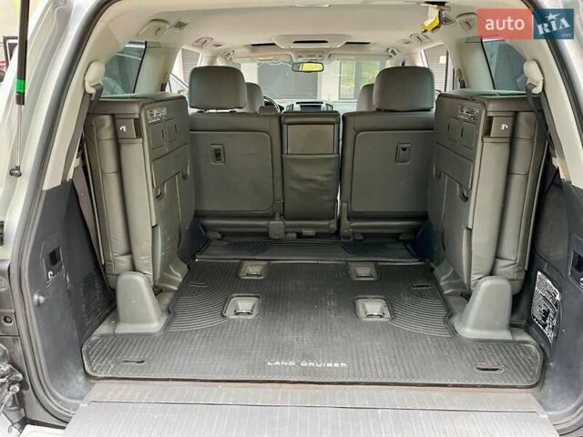 Серый Тойота Ленд Крузер, объемом двигателя 5.66 л и пробегом 275 тыс. км за 16999 $, фото 27 на Automoto.ua