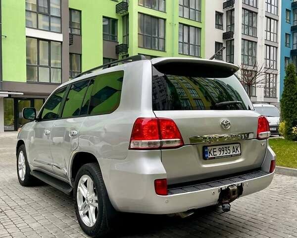 Серый Тойота Ленд Крузер, объемом двигателя 5.66 л и пробегом 275 тыс. км за 16999 $, фото 8 на Automoto.ua