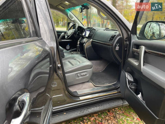 Серый Тойота Ленд Крузер, объемом двигателя 4.7 л и пробегом 352 тыс. км за 21600 $, фото 16 на Automoto.ua