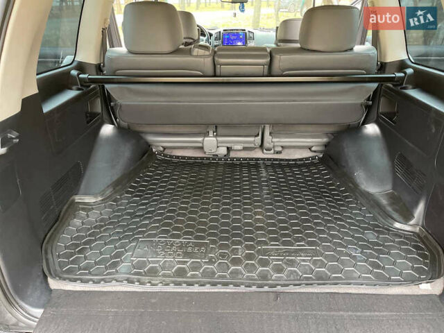 Серый Тойота Ленд Крузер, объемом двигателя 4.7 л и пробегом 352 тыс. км за 21600 $, фото 25 на Automoto.ua