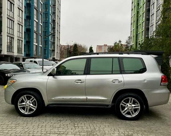 Серый Тойота Ленд Крузер, объемом двигателя 5.66 л и пробегом 275 тыс. км за 16999 $, фото 4 на Automoto.ua