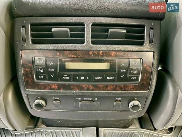 Серый Тойота Ленд Крузер, объемом двигателя 5.66 л и пробегом 275 тыс. км за 16999 $, фото 28 на Automoto.ua