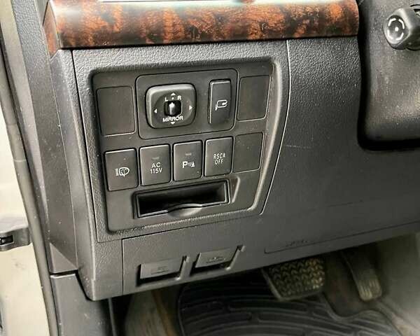 Серый Тойота Ленд Крузер, объемом двигателя 5.66 л и пробегом 275 тыс. км за 16999 $, фото 34 на Automoto.ua