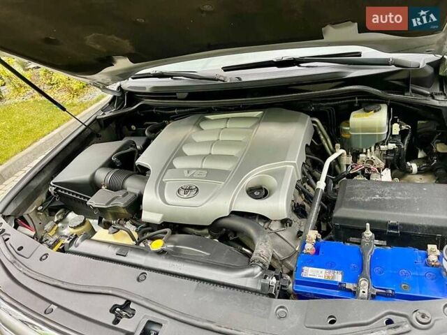 Серый Тойота Ленд Крузер, объемом двигателя 5.66 л и пробегом 275 тыс. км за 16999 $, фото 20 на Automoto.ua