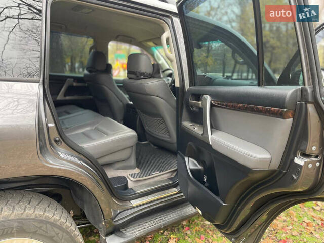 Серый Тойота Ленд Крузер, объемом двигателя 4.7 л и пробегом 352 тыс. км за 21600 $, фото 17 на Automoto.ua