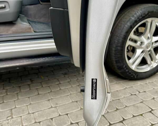 Серый Тойота Ленд Крузер, объемом двигателя 5.66 л и пробегом 275 тыс. км за 16999 $, фото 13 на Automoto.ua