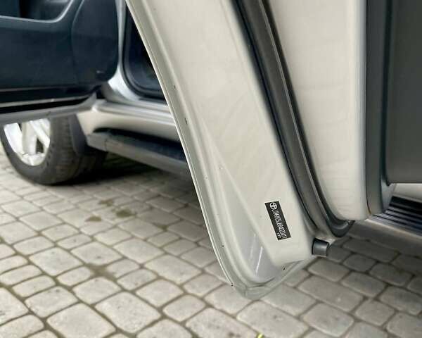 Серый Тойота Ленд Крузер, объемом двигателя 5.66 л и пробегом 275 тыс. км за 16999 $, фото 19 на Automoto.ua