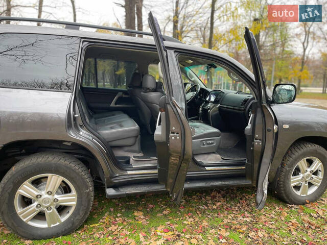 Серый Тойота Ленд Крузер, объемом двигателя 4.7 л и пробегом 352 тыс. км за 21600 $, фото 12 на Automoto.ua