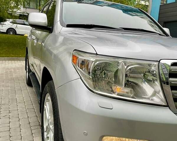 Серый Тойота Ленд Крузер, объемом двигателя 5.66 л и пробегом 275 тыс. км за 16999 $, фото 12 на Automoto.ua