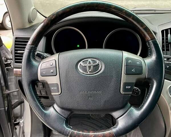 Серый Тойота Ленд Крузер, объемом двигателя 5.66 л и пробегом 275 тыс. км за 16999 $, фото 25 на Automoto.ua