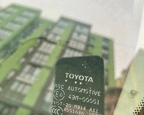 Серый Тойота Ленд Крузер, объемом двигателя 5.66 л и пробегом 275 тыс. км за 16999 $, фото 10 на Automoto.ua