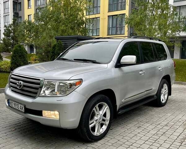 Серый Тойота Ленд Крузер, объемом двигателя 5.66 л и пробегом 275 тыс. км за 16999 $, фото 1 на Automoto.ua