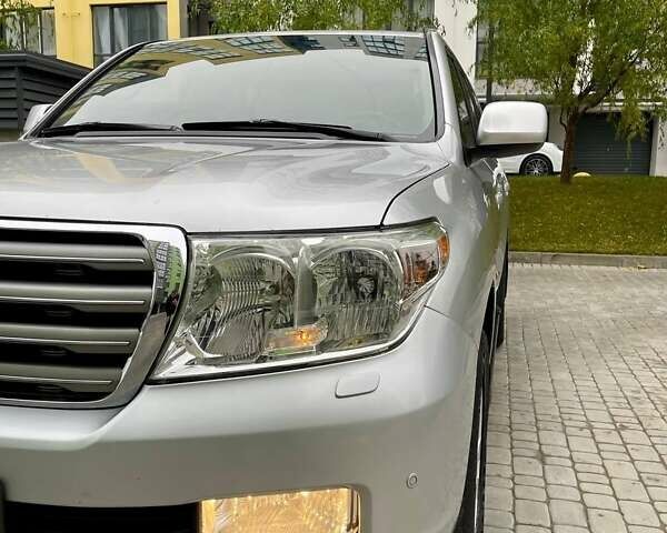 Серый Тойота Ленд Крузер, объемом двигателя 5.66 л и пробегом 275 тыс. км за 16999 $, фото 3 на Automoto.ua