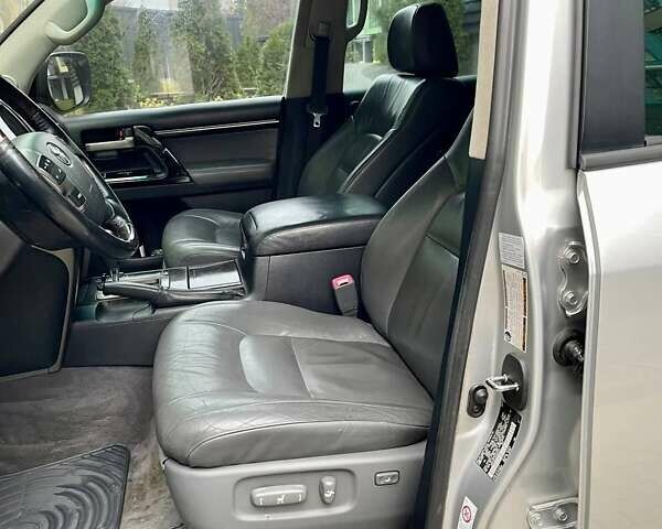 Серый Тойота Ленд Крузер, объемом двигателя 5.66 л и пробегом 275 тыс. км за 16999 $, фото 23 на Automoto.ua