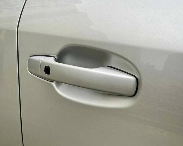 Серый Тойота Ленд Крузер, объемом двигателя 5.66 л и пробегом 275 тыс. км за 16999 $, фото 9 на Automoto.ua