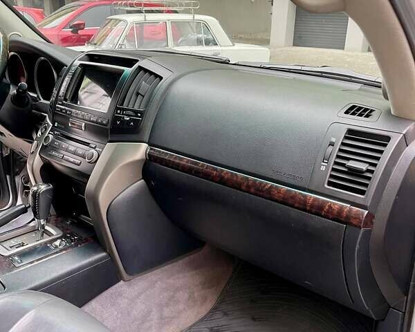 Серый Тойота Ленд Крузер, объемом двигателя 5.66 л и пробегом 275 тыс. км за 16999 $, фото 36 на Automoto.ua